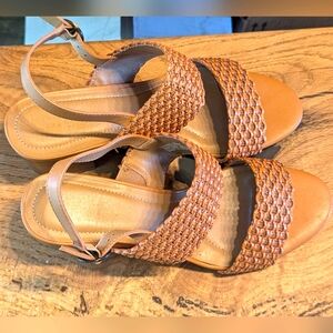 NEW DIRECTIONS Open-Toed back buckled strappy tan colored sandals size 9M